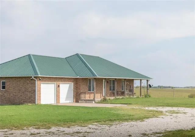 Photo 3 of Single family home for sale at 1530 Road 180, Emporia, KS 66801 | MLS# 2643882 | Listing updated on 2026-09-25
