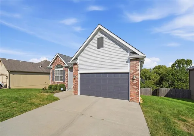 Photo 3 of Sale Pending at 1104 Nw 91st Terrace, Kansas City, MO 64155 | MLS# 2643890 | Listing updated on 2026-10-06