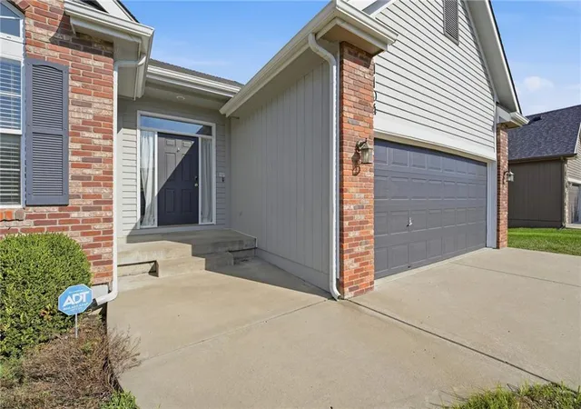 Photo 3 of Sale Pending at 1104 NW 91st Terrace, Kansas City, MO 64155 | MLS# 2643890 | Listing updated on 2026-10-06