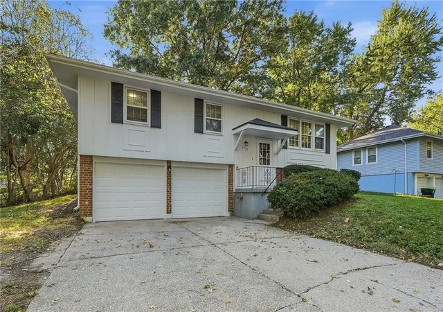 Photo 2 of Single family home for sale at 1913 N Plymouth Rd, Independence, MO 64058 | MLS# 2643893 | Listing updated on 2026-10-07
