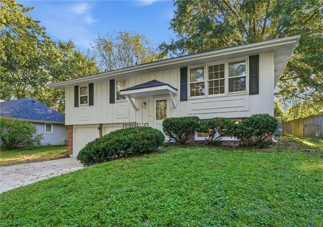 Photo 3 of Single family home for sale at 1913 N Plymouth Rd, Independence, MO 64058 | MLS# 2643893 | Listing updated on 2026-10-07