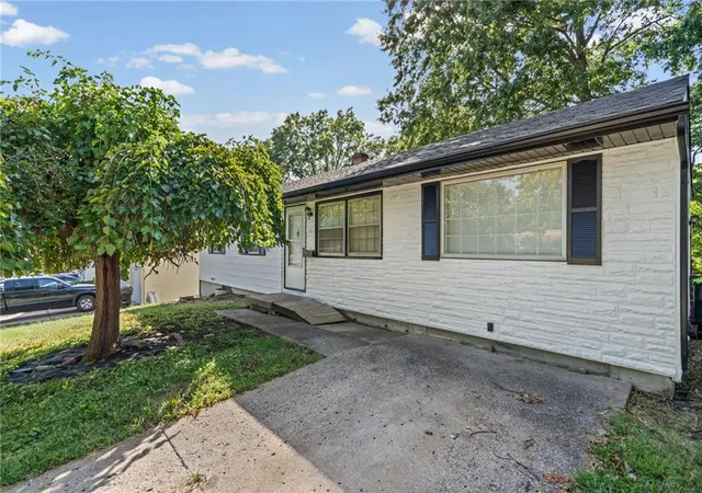 Photo 1 of Single family home for sale at 3916 S Spring St, Independence, MO 64055 | MLS# 2643894 | Listing updated on 2026-10-01