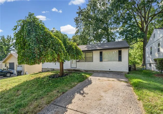 Photo 2 of Single family home for sale at 3916 S Spring St, Independence, MO 64055 | MLS# 2643894 | Listing updated on 2026-10-01