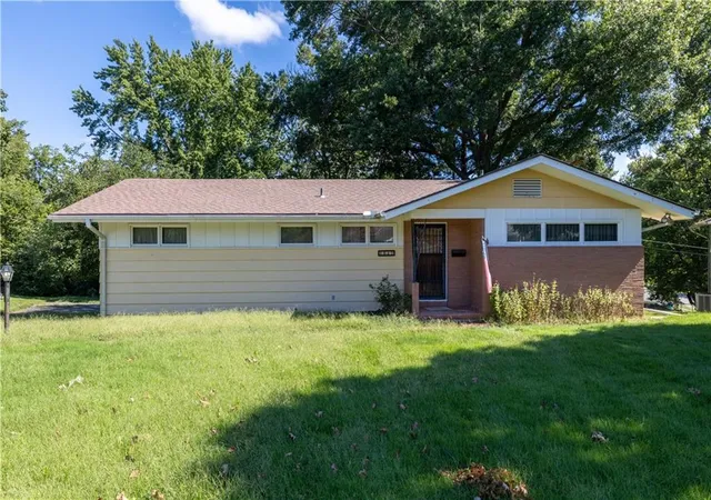 Photo 1 of Single family home for sale at 1817 Lovers Ln Hts, Saint Joseph, MO 64505 | MLS# 2643904 | Listing updated on 2026-09-25