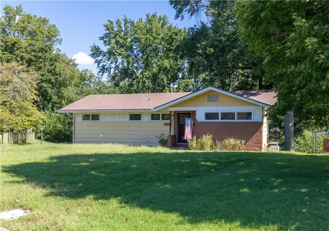 Photo 2 of Single family home for sale at 1817 Lovers Ln Hts, Saint Joseph, MO 64505 | MLS# 2643904 | Listing updated on 2026-09-25