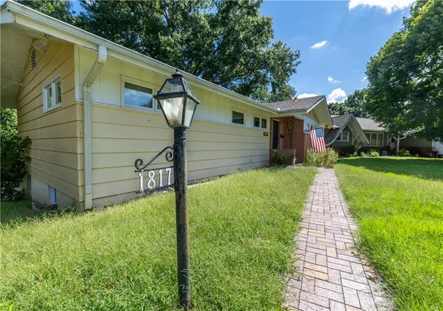 Photo 3 of Single family home for sale at 1817 Lovers Ln Hts, Saint Joseph, MO 64505 | MLS# 2643904 | Listing updated on 2026-09-25