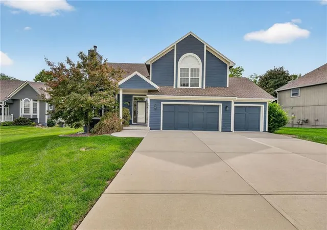 Photo 1 of Sale Pending at 2017 Sw Post Oak Rd, Lees Summit, MO 64082 | MLS# 2643907 | Listing updated on 2026-10-04