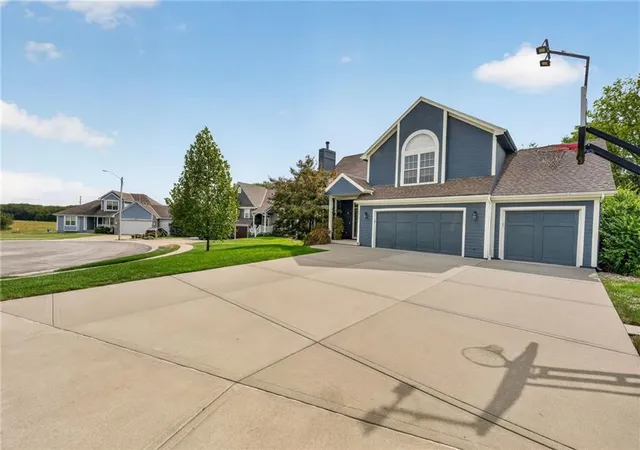 Photo 2 of Sale Pending at 2017 Sw Post Oak Rd, Lees Summit, MO 64082 | MLS# 2643907 | Listing updated on 2026-10-04