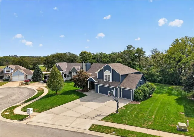 Photo 3 of Sale Pending at 2017 Sw Post Oak Rd, Lees Summit, MO 64082 | MLS# 2643907 | Listing updated on 2026-10-04