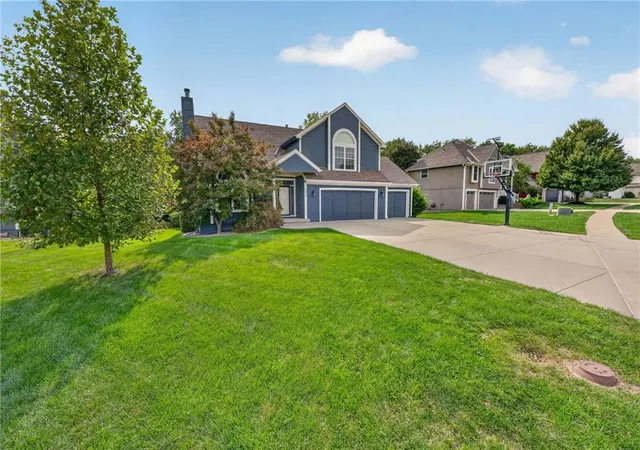 Photo 3 of Sale Pending at 2017 SW Post Oak Rd, Lees Summit, MO 64082 | MLS# 2643907 | Listing updated on 2026-10-04