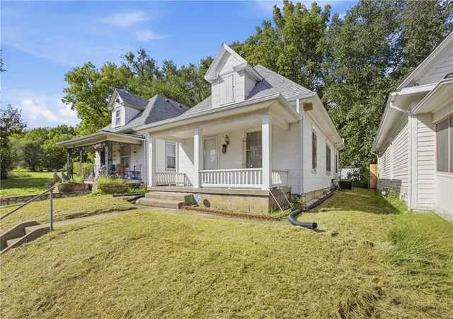 Photo 3 of Single family home for sale at 3848 E 9th Terrace, Kansas City, MO 64127 | MLS# 2643912 | Listing updated on 2026-09-26