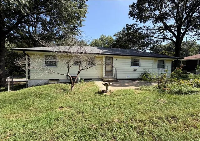 Photo 4 of Single family home for sale at 5220 Sterling Ave, Raytown, MO 64133 | MLS# 2643913 | Listing updated on 2026-09-25