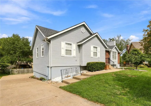 Photo 2 of Single family home for sale at 816 Se 16th Street, Oak Grove, MO 64075 | MLS# 2643914 | Listing updated on 2026-10-03