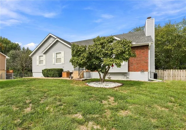 Photo 3 of Single family home for sale at 816 Se 16th Street, Oak Grove, MO 64075 | MLS# 2643914 | Listing updated on 2026-10-03
