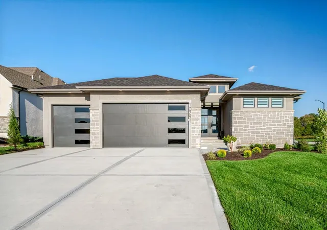 Single family home for sale at 10791 S Shady Bnd Rd, Olathe, KS 66061 | MLS# 2643922