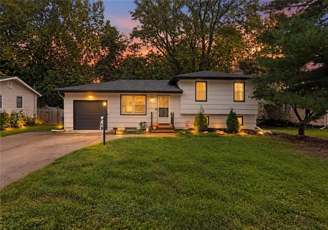 Single family home for sale at 417 Melrose St, Liberty, MO 64068 | MLS# 2643924