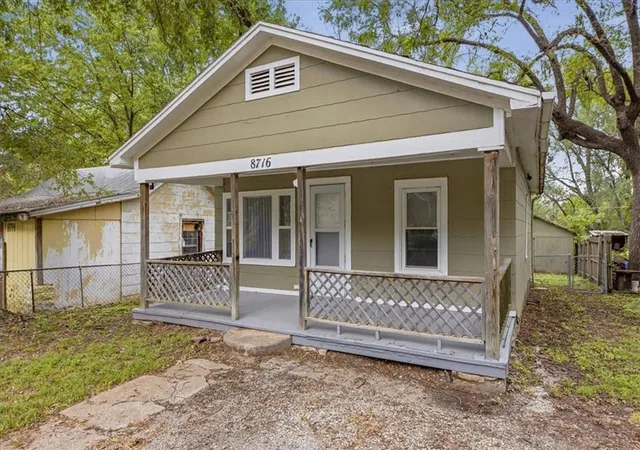 Photo 2 of Single family home for sale at 8716 E Roberts St, Independence, MO 64053 | MLS# 2643950 | Listing updated on 2026-09-29