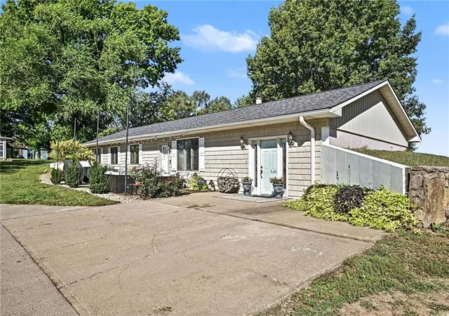 Photo 3 of Single family home for sale at 2723 Mansfield Rd, Saint Joseph, MO 64503 | MLS# 2643953 | Listing updated on 2026-10-08