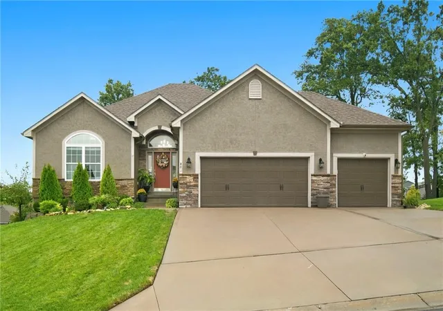Photo 1 of Single family home for sale at 801 Se Pine Ct, Blue Springs, MO 64014 | MLS# 2643965 | Listing updated on 2026-10-04