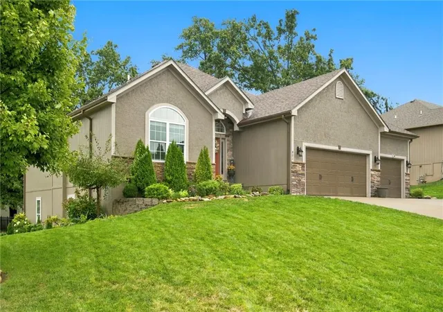 Photo 2 of Single family home for sale at 801 Se Pine Ct, Blue Springs, MO 64014 | MLS# 2643965 | Listing updated on 2026-10-04