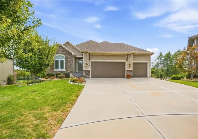 Photo 1 of Single family home for sale at 16367 S Heatherwood St, Olathe, KS 66062 | MLS# 2643966 | Listing updated on 2026-10-01