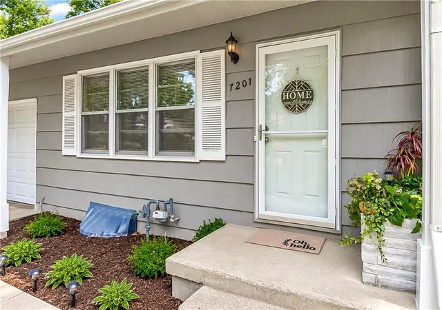 Single family home for sale at 7201 NW Winter Ave, Kansas City, MO 64152 | MLS# 2643967