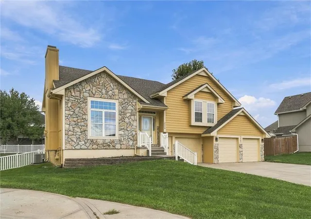 Photo 2 of Single family home for sale at 2116 Bradford Pl, Excelsior Springs, MO 64024 | MLS# 2643972 | Listing updated on 2026-10-03