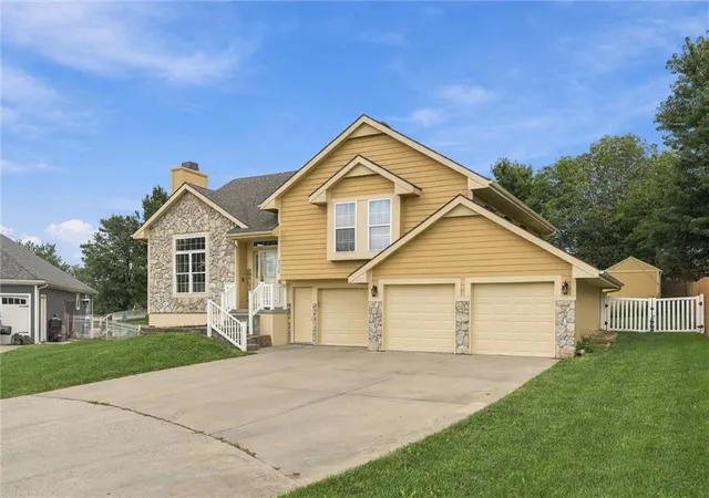 Photo 3 of Single family home for sale at 2116 Bradford Pl, Excelsior Springs, MO 64024 | MLS# 2643972 | Listing updated on 2026-10-03
