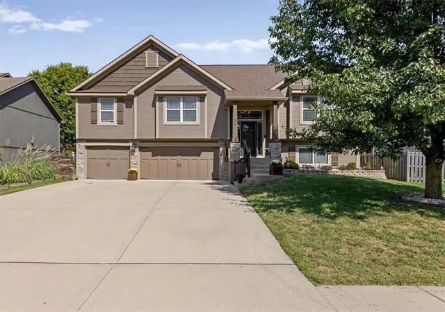 Photo 1 of Sale Pending at 904 Nw 110th Terrace, Kansas City, MO 64155 | MLS# 2643976 | Listing updated on 2026-10-08