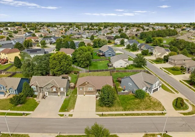 Photo 2 of Sale Pending at 904 Nw 110th Terrace, Kansas City, MO 64155 | MLS# 2643976 | Listing updated on 2026-10-08