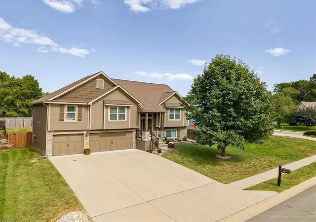 Photo 3 of Sale Pending at 904 Nw 110th Terrace, Kansas City, MO 64155 | MLS# 2643976 | Listing updated on 2026-10-08