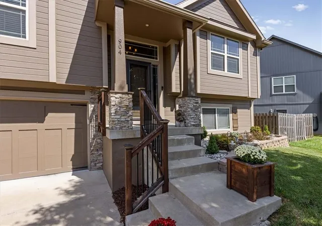 Photo 3 of Sale Pending at 904 NW 110th Terrace, Kansas City, MO 64155 | MLS# 2643976 | Listing updated on 2026-10-08