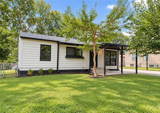 Photo 1 of Single family home for sale at 501 N Seminole Dr, Independence, MO 64056 | MLS# 2643977 | Listing updated on 2026-10-08