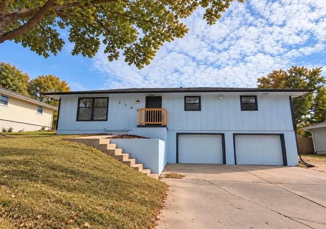 Photo 1 of Single family home for sale at 2109 N Leonard Rd, Saint Joseph, MO 64506 | MLS# 2643978 | Listing updated on 2026-09-28