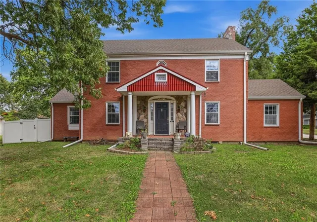 Photo 1 of Single family home for sale at 908 E Pearl St, Harrisonville, MO 64701 | MLS# 2643985 | Listing updated on 2026-10-02