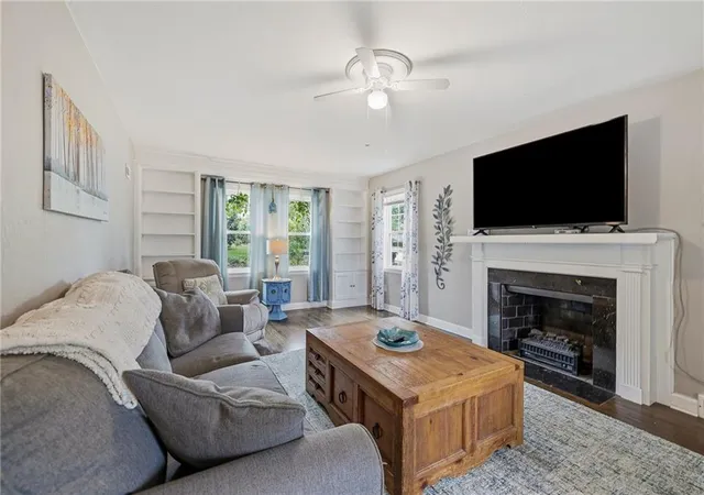 Photo 3 of Single family home for sale at 908 E Pearl St, Harrisonville, MO 64701 | MLS# 2643985 | Listing updated on 2026-10-02