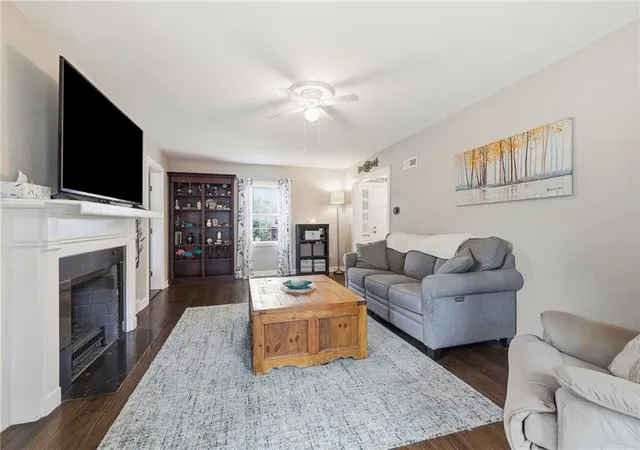 Photo 4 of Single family home for sale at 908 E Pearl St, Harrisonville, MO 64701 | MLS# 2643985 | Listing updated on 2026-10-02