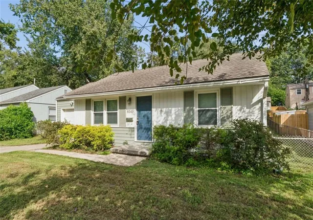 Photo 2 of Single family home for sale at 8549 Wornall Rd, Kansas City, MO 64114 | MLS# 2643989 | Listing updated on 2026-09-26