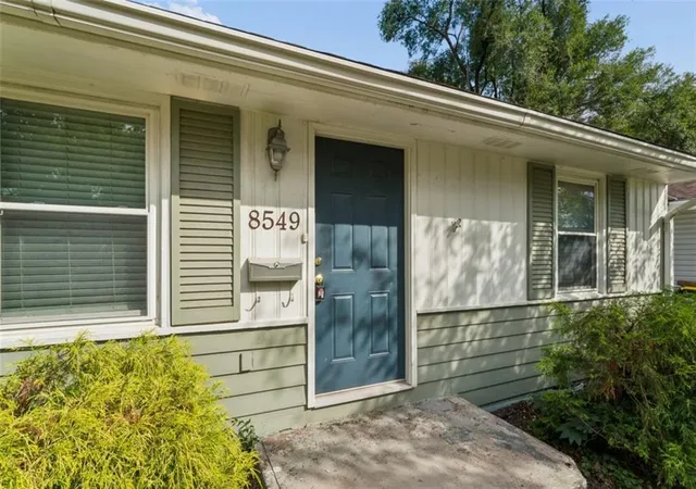 Photo 3 of Single family home for sale at 8549 Wornall Rd, Kansas City, MO 64114 | MLS# 2643989 | Listing updated on 2026-09-26