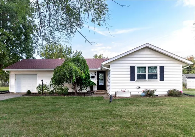 Photo 2 of Single family home for sale at 529 North Dr, Marshall, MO 65340 | MLS# 2643996 | Listing updated on 2026-09-26