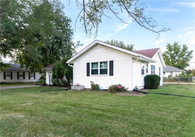Photo 3 of Single family home for sale at 529 North Dr, Marshall, MO 65340 | MLS# 2643996 | Listing updated on 2026-09-26