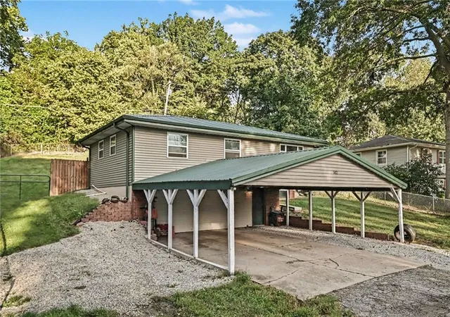 Photo 3 of Single family home for sale at 502 Dundee Rd, Smithville, MO 64089 | MLS# 2644000 | Listing updated on 2026-10-04