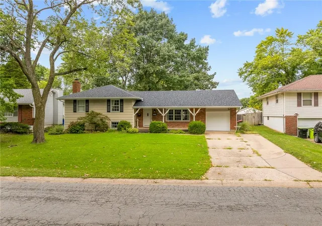 Photo 1 of Single family home for sale at 212 Sw Craigmont Dr, Lees Summit, MO 64081 | MLS# 2644019 | Listing updated on 2026-09-26