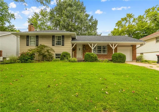 Photo 2 of Single family home for sale at 212 Sw Craigmont Dr, Lees Summit, MO 64081 | MLS# 2644019 | Listing updated on 2026-09-26