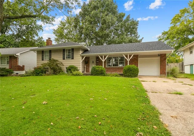 Photo 3 of Single family home for sale at 212 Sw Craigmont Dr, Lees Summit, MO 64081 | MLS# 2644019 | Listing updated on 2026-09-26