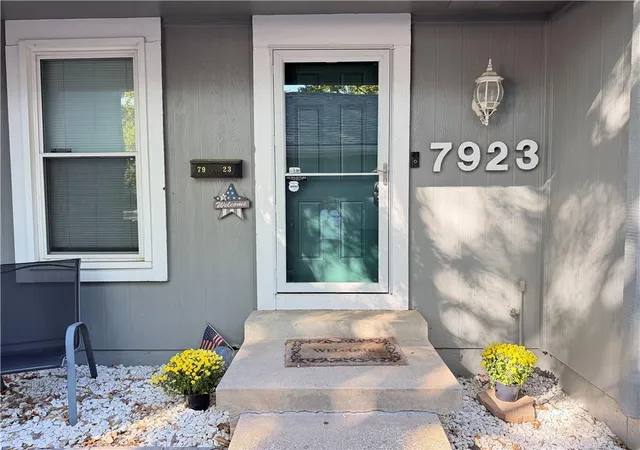 Photo 4 of Townhouse for sale at 7923 Colony Ln, Lenexa, KS 66215 | MLS# 2644021 | Listing updated on 2026-10-09