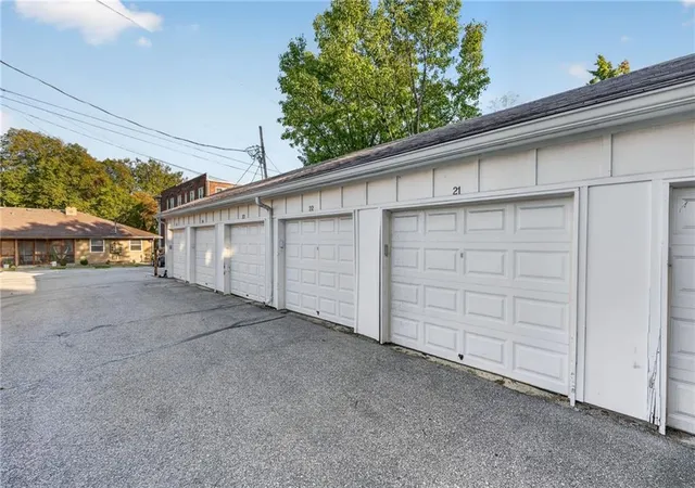 Photo 21 of Condo for sale at 4308 Oak St #1S, Kansas City, MO 64111 | MLS# 2644023 | Listing updated on 2026-10-21