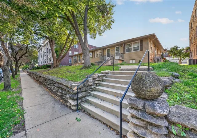 Photo 3 of Condo for sale at 4308 Oak St #1S, Kansas City, MO 64111 | MLS# 2644023 | Listing updated on 2026-10-09