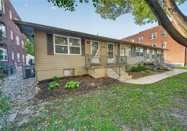 Photo 3 of Condo for sale at 4308 Oak St #1S, Kansas City, MO 64111 | MLS# 2644023 | Listing updated on 2026-10-09