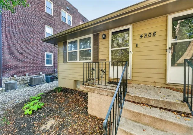 Photo 4 of Condo for sale at 4308 Oak St #1S, Kansas City, MO 64111 | MLS# 2644023 | Listing updated on 2026-10-09